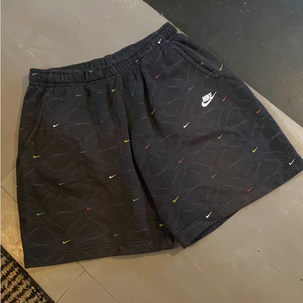 NWOT Nike mens sweatpants shorts size extra large!